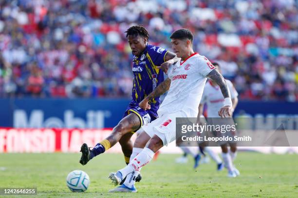 Valber Huerta of Toluca competes for the ball with Abel Hernandez of Atletico San Luis during the 10th round match between Atletico San Luis and...