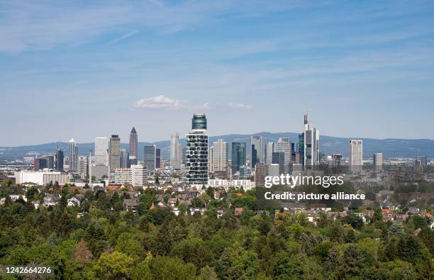 July 2022, Hessen, Frankfurt/Main: The city's high-rise buildings rise above the residential areas in southern Frankfurt/Main. Behind them, the...