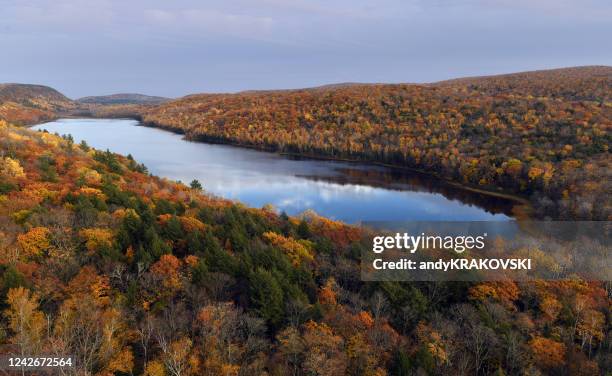 lago nas montanhas porcupine, michigan - parque estatal porcupine mountains - fotografias e filmes do acervo