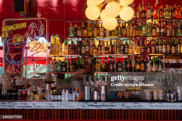August 2022, Berlin: View of the bar of the "Coccodrillo" restaurant in Weinbergspark. The main thing "Instagrammable" seems to be the motto of some...