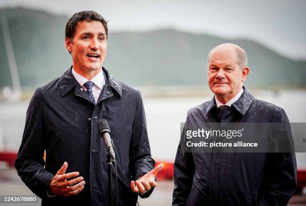 August 2022, Canada, Stephenville: German Chancellor Olaf Scholz and Justin Trudeau, Prime Minister of Canada, hold a press conference in...