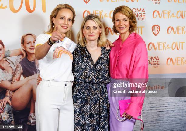 August 2022, Hamburg: Actresses Petra Schmidt-Schaller , Julia Becker and Jessica Schwarz stand on the red carpet of the Passage cinema at the film...