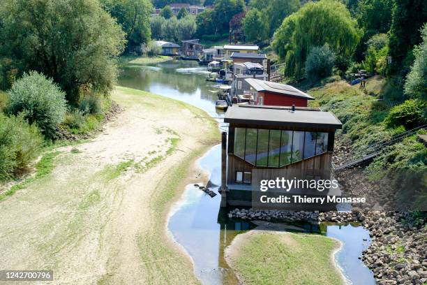 Floating houses sit on the dry bed of the river 'Het Meertje', a tributary of the Waal river, the main distributary branch of the river Rhine on...