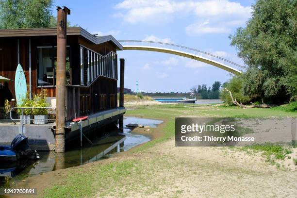 Floating houses sit on the dry bed of the river 'Het Meertje', a tributary of the Waal river, the main distributary branch of the river Rhine on...