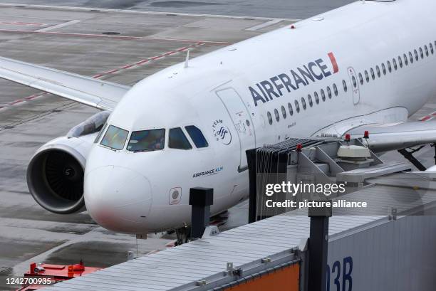 July 2022, Hamburg: Hamburg Airport: An aircraft of the airline Air France is on the apron. Photo: Bodo Marks/dpa/Bodo Marks