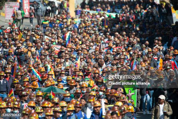 August 2022, Bolivia, La Paz: Supporters of President Arce's government take part in a rally in support of the government, carrying flags and wearing...