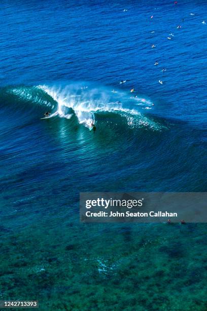 usa, hawaii, winter surfing at ehukai beach park - waimea bay stock pictures, royalty-free photos & images