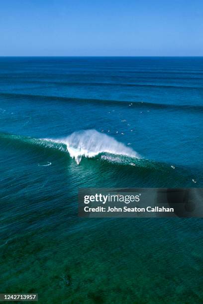 usa, hawaii, winter surfing at ehukai beach park - haleiwa imagens e fotografias de stock