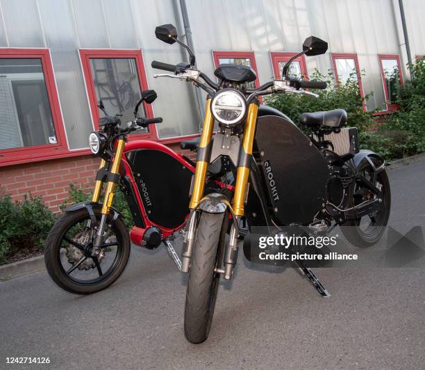 August 2022, Brandenburg, Hennigsdorf: Two electrically powered bikes from eRockit Systems GmbH, based in Hennigsdorf, Brandenburg, stand in a...