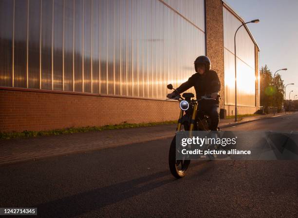 August 2022, Brandenburg, Hennigsdorf: Andreas Zurwehme, CEO at eRockit Systems GmbH, based in Hennigsdorf, Brandenburg, is riding an...