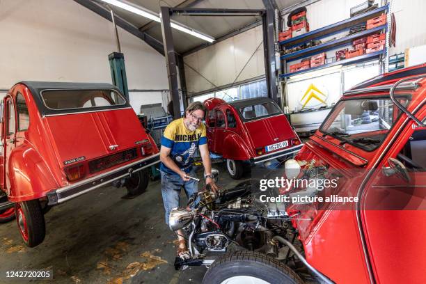 August 2022, North Rhine-Westphalia, Dülmen: Thomas Franz works on a Citroën 2CV known as a duck. At almost 69 years of age, duck father Franz wants...