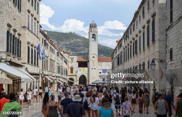 August 2022, Croatia, Dubrovnik: Tourists walk through the old town. Photo: Robert Michael/dpa