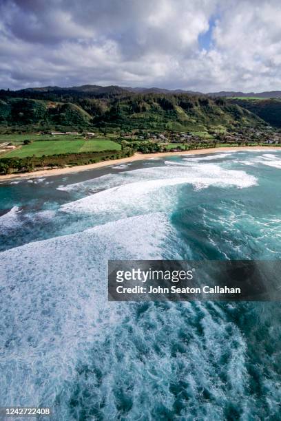 usa, hawaii, winter waves at sunset beach - haleiwa fotografías e imágenes de stock