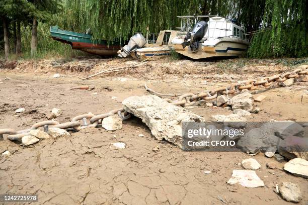 Photo taken on Aug 26, 2022 shows the exposed tidal flat along the southern section of the Yangtze River in Nanjing, East China's Jiangsu Province.