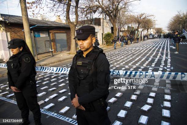 Police stand guard over seized packages of cocaine displayed to the press in Rosario, Santa Fe province, Argentina on August 26, 2022. - Federal...