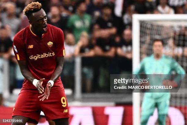 Roma's British forward Tammy Abraham celebrates after scoring an equalizer during the Italian Serie A football match between Juventus and AS Roma on...