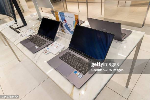 Laptops In Store 5,724 Pc Store Stock Photos, High-Res Pictures, and Images - Getty Images