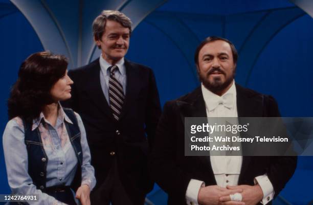 Los Angeles, CA Loretta Lynn, Hal HolbrookLuciano Pavarotti appearing on the ABC tv series 'Omnibus'.