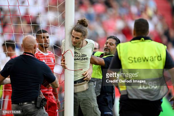 Umweltaktivist and Security gestures during the Bundesliga match between FC Bayern München and Borussia Mönchengladbach at Allianz Arena on August...