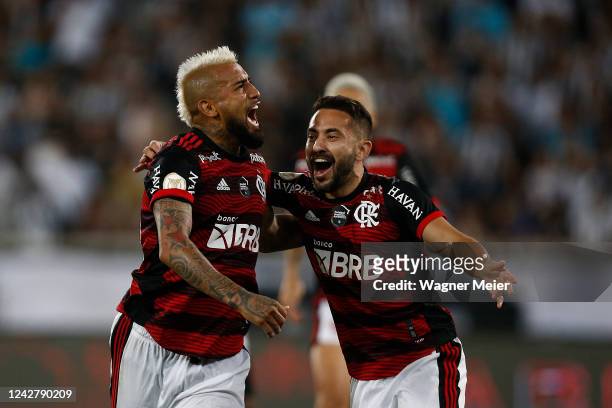 Arturo Vidal of Flamengo celebrates after scoring the first goal of his team with teammate Everton Ribeiro during the match between Botafogo and...