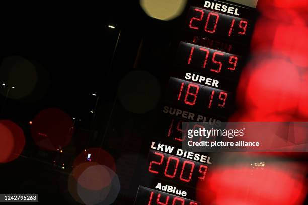 August 2022, Lower Saxony, Göttingen: Early morning view of a display panel showing gasoline and diesel prices. In the night from August 31 to...