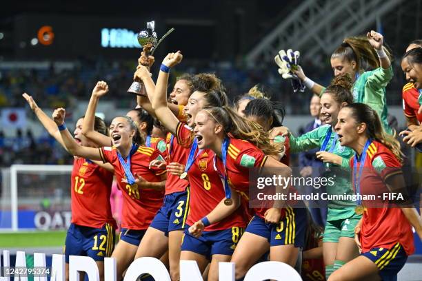 Spain players celebrate with the FIFA U-20 Women's World Cup trophy after their side's victory during the FIFA U-20 Women's World Cup Costa Rica 2022...