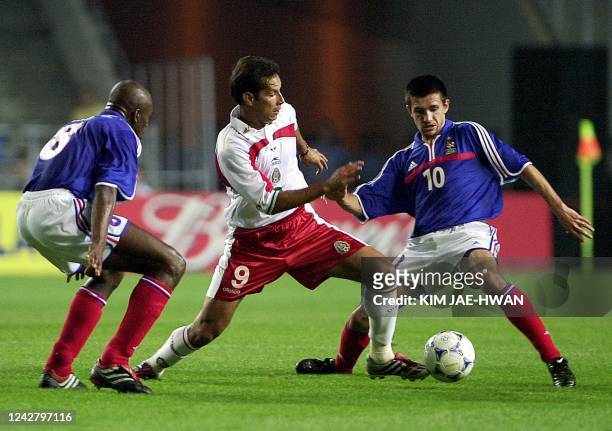 Mexico's Jose Manuel Abundis is challenged by French players Eric Carriere and Marcel Desailly during their Confederations Cup 2001 Korea/Japan match...