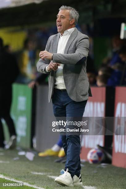 Lucas Pusineri, coach of Atletico Tucuman, gives directions to his players during a Liga Profesional 2022 match between Boca Juniors and Atletico...