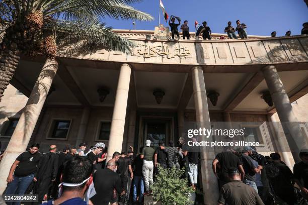August 2022, Iraq, Baghdad: Supporters of Shiite cleric Muqtada Al-Sadr enter the Government Palace during a protest. Followers of al-Sadr headed to...