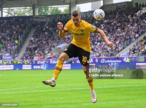 August 2022, Saxony, Aue: Soccer: 3. League, FC Erzgebirge Aue - SG Dynamo Dresden, Matchday 6, Erzgebirgsstadion. Dynamo's Stefan Kutschke plays the...