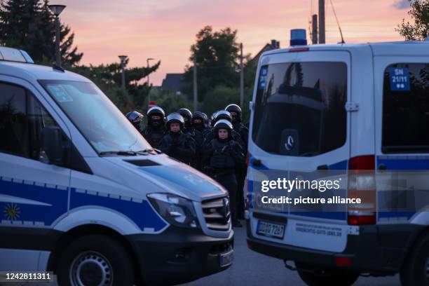 August 2022, Saxony, Leipzig: Police officers secure a left-wing demonstration through the Leipzig district of Grünau. After an arson attack on a...