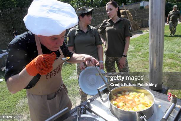 Presenter of "Snidanok 1+1" Kostya Hrubych cooks borscht with apples in the "Victory" field kitchen together with military personnel and local...