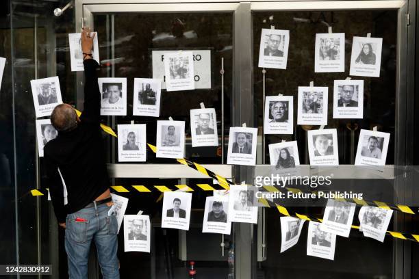 Independent journalist Rodolfo Montes joins in the symbolic closing of the offices of the Attorney General's Office to protest against the 15...