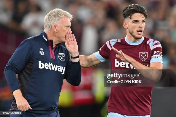 West Ham United's Scottish manager David Moyes and West Ham United's English midfielder Declan Rice speak during the English Premier League football...