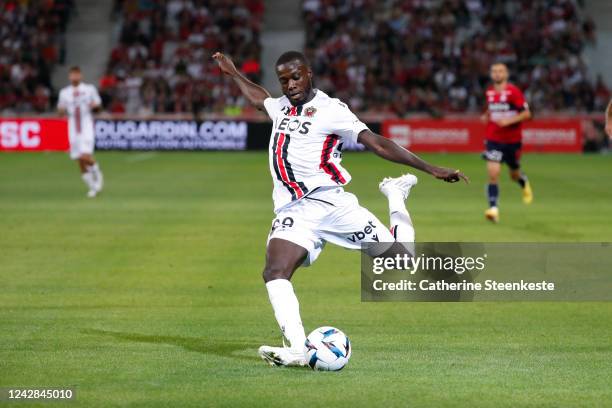 Nicolas Pepe of OGC Nice shoots the ball during the Ligue 1 match between Lille and Nice on August 31, 2022 in Lille, France.