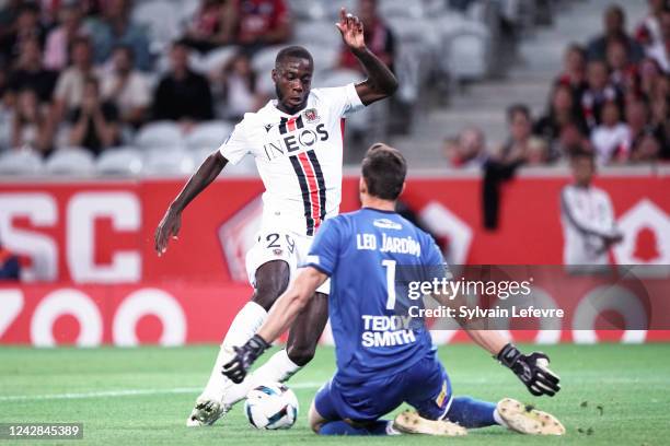 Nicolas Pepe of OGC Nice faces Leo Jardim, goalkeeper of Lille OSC during the Ligue 1 match between Lille OSC and OGC Nice at Stade Pierre-Mauroy on...