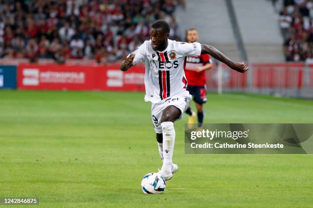 Nicolas Pepe of OGC Nice controls the ball during the Ligue 1 match between Lille and Nice on August 31, 2022 in Lille, France.