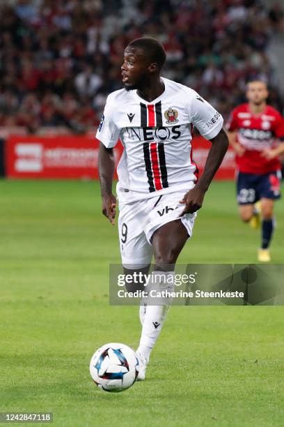 Nicolas Pepe of OGC Nice controls the ball during the Ligue 1 match between Lille and Nice on August 31, 2022 in Lille, France.