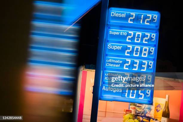 Dpatop - 01 September 2022, Berlin: At around 2 a.m., a Berlin Aral filling station on Holzmarktstrasse is already showing increased prices, with...