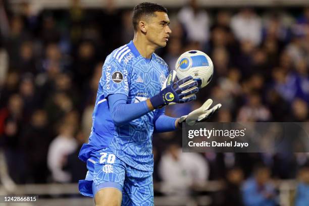 Aderbar Melo dos Santos Neto of Flamengo holds the ball during a Copa CONMEBOL Libertadores 2022 first-leg semifinal match between Velez and Flamengo...