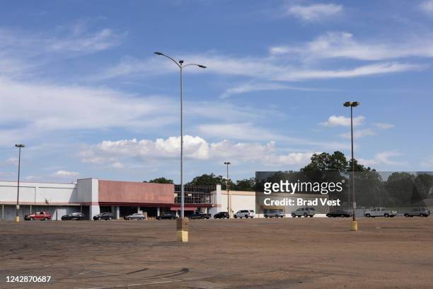 Cars make a line around the parking lot at New Horizon Church International while waiting to pick up bottled water in response to the water crisis on...