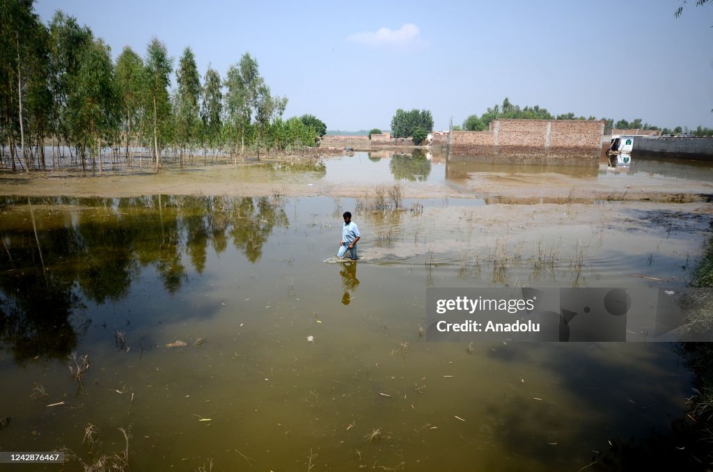 Pakistanis try to survive under hard conditions following deadly flash floods