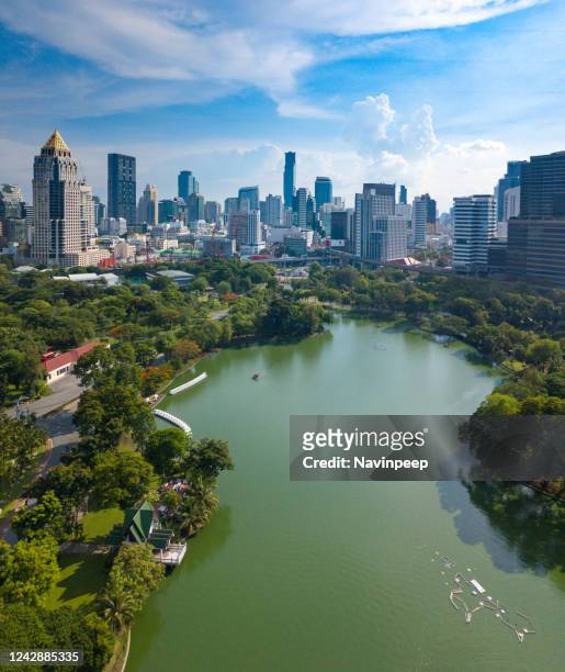 lumpini park surrounded by bangkok cbd buildings, thailand - lumpini park stockfoto's en -beelden