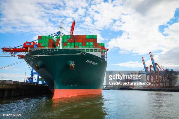 September 2022, Hamburg: The container ship "Ever Glory" of the shipping company Evergreen is moored at the Container Terminal Burchardkai in the...