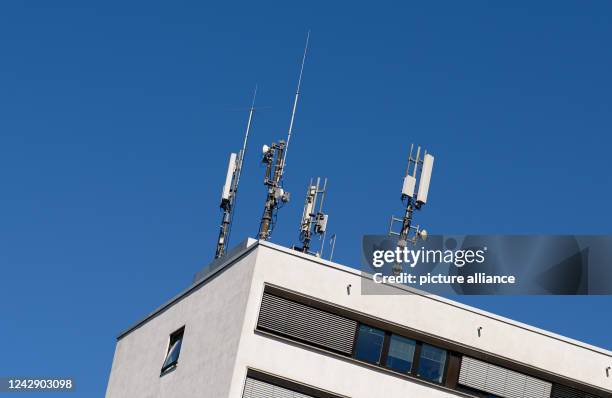 September 2022, Hamburg: Mobile towers are seen on a building against blue sky. Photo: Daniel Reinhardt/dpa