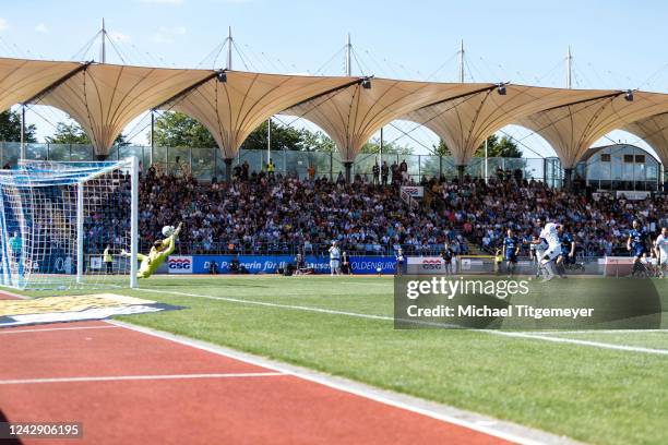 Ba-Muaka Simakala of Osnabrueck with the goal to 1:1 during the 3. Liga match between VfB Oldenburg and VfL Osnabrueck at Marschweg-Stadion on...