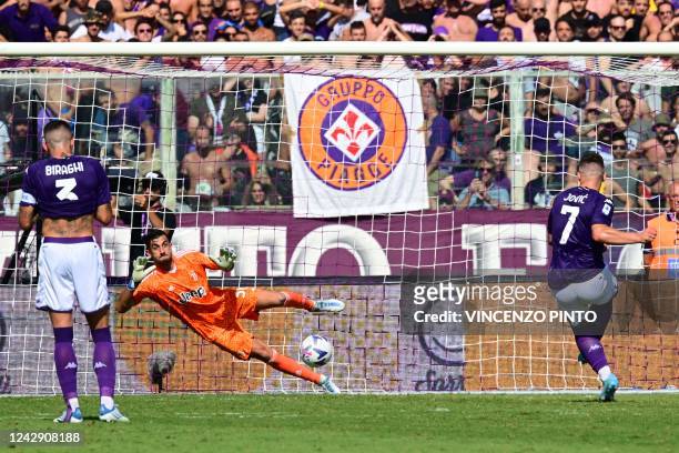 Fiorentina's Serbian forward Luka Jovic fails to score a penalty against Juventus' Italian goalkeeper Mattia Perin during the Italian Serie A...