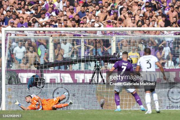 Luka Jovic of ACF Fiorentina misses a penalty during the Serie A match between ACF Fiorentina and Juventus at Stadio Artemio Franchi on September 3,...