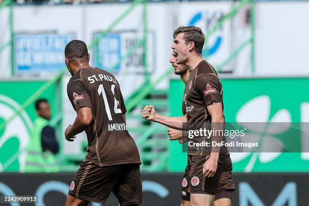 Connor Metcalfe of FC St. Pauli celebrates after scoring his team's second goal with teammates during the Second Bundesliga match between SpVgg...