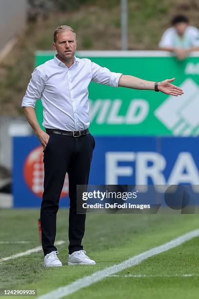 Head coach Marc Schneider of SpVgg Greuther Fuerth gestures during the Second Bundesliga match between SpVgg Greuther Fürth and FC St. Pauli at...